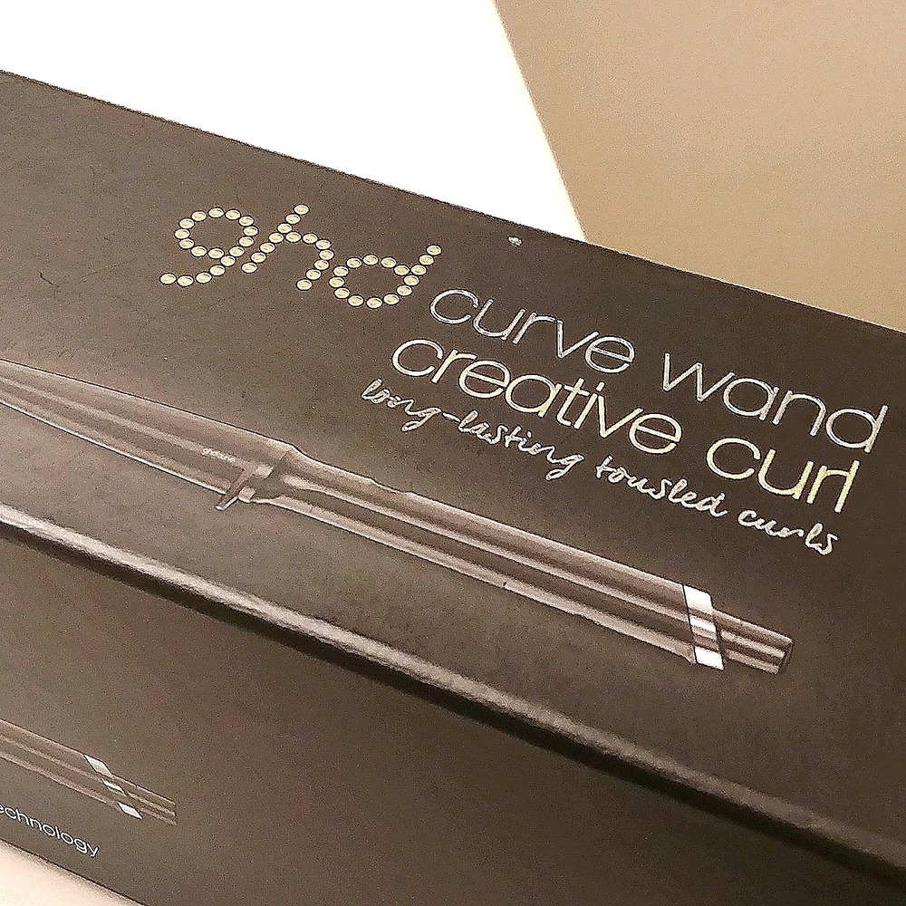 Only used once. GHD curve hair curler. Comes with hand gloves and mini tip book